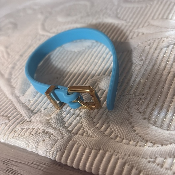 Marc by marc Jacob rubber gold buckle logo bracelet turquoise NWOT adjustable - Picture 5 of 6
